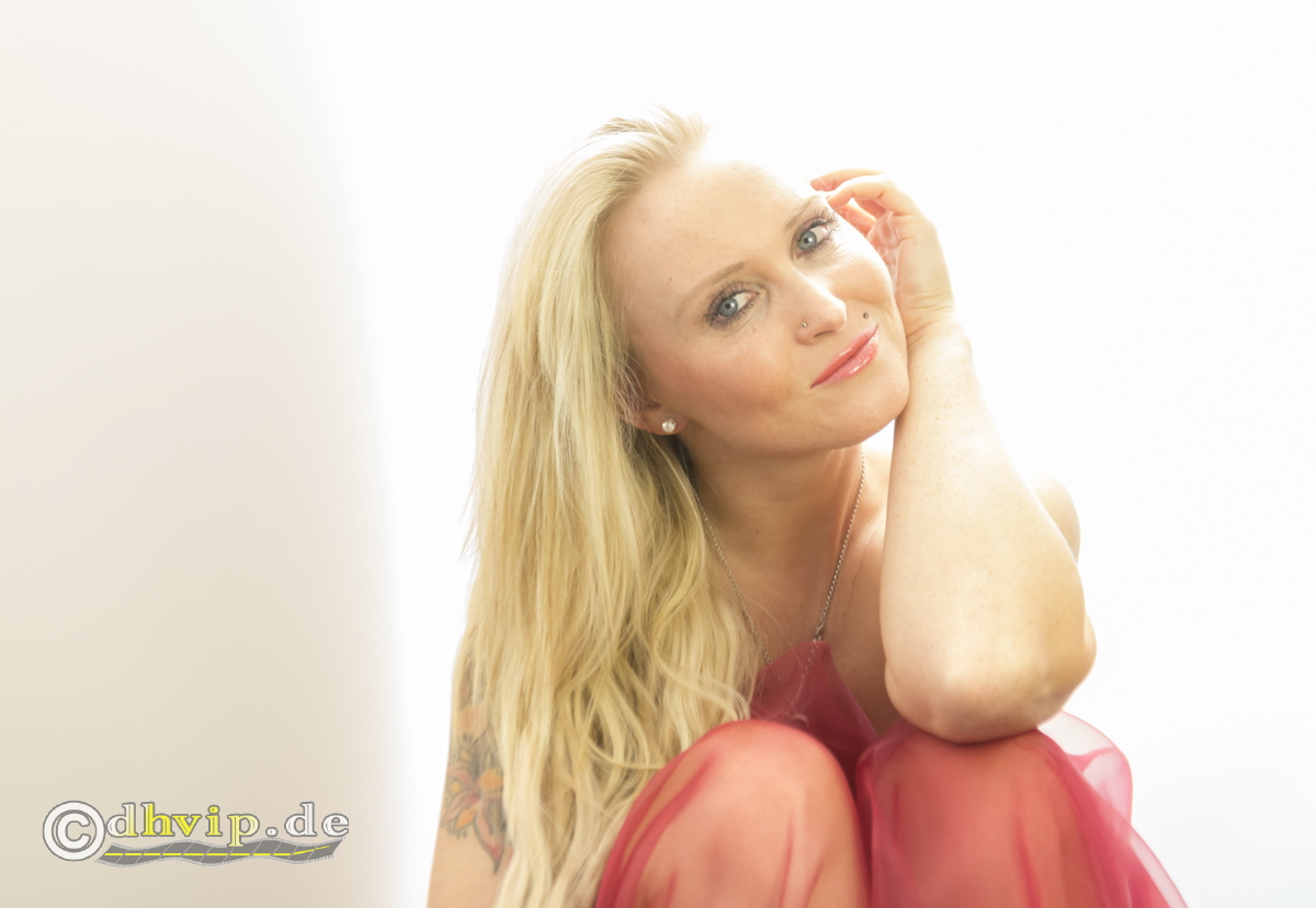 Sensual art picture of model Janet M&uuml;ller. Picture available for sale in the shop.